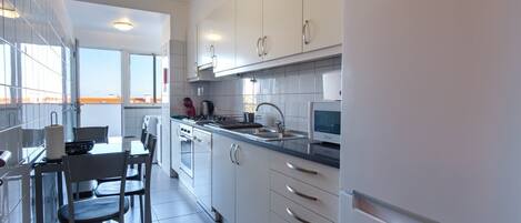 Frigorifero, microonde, forno, piano cottura