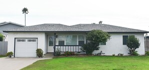 Exterior - Beachside Bliss: Spacious  3BR, Steps to Ocean (Oceanside)