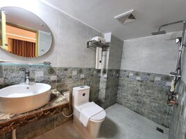 Deluxe Couple Room, Side Sea View | Bathroom | Free toiletries, towels, soap, shampoo