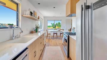 Jääkaappi, mikroaaltouuni, uuni, liesi