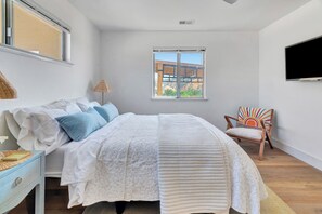 2 Schlafzimmer, Schreibtisch, Bügeleisen/Bügelbrett, Reisekinderbett