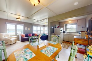 Interior - Cozy cottage with water views, spacious lawn, patio, & WiFi (Frankfort)