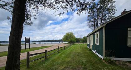 Cozy cottage with water views, spacious lawn, patio, & WiFi