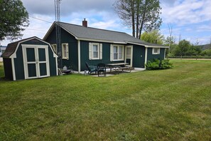 Exterior - Cozy cottage with water views, spacious lawn, patio, & WiFi (Frankfort)