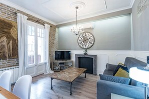 TV, offices - Eixample 3BD Apartment with Private Terrace (Barcelona)