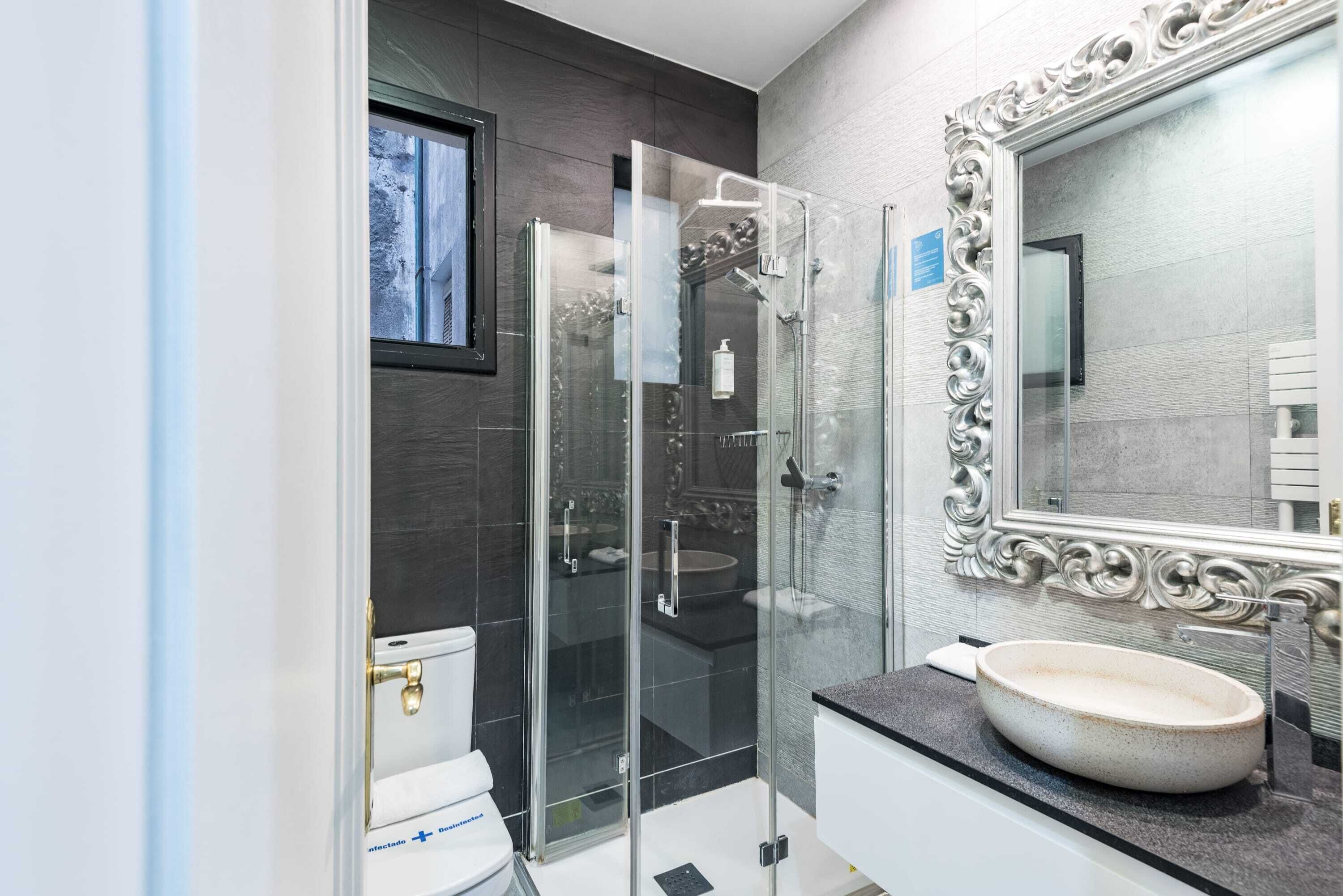 Een douche, een haardroger, handdoeken