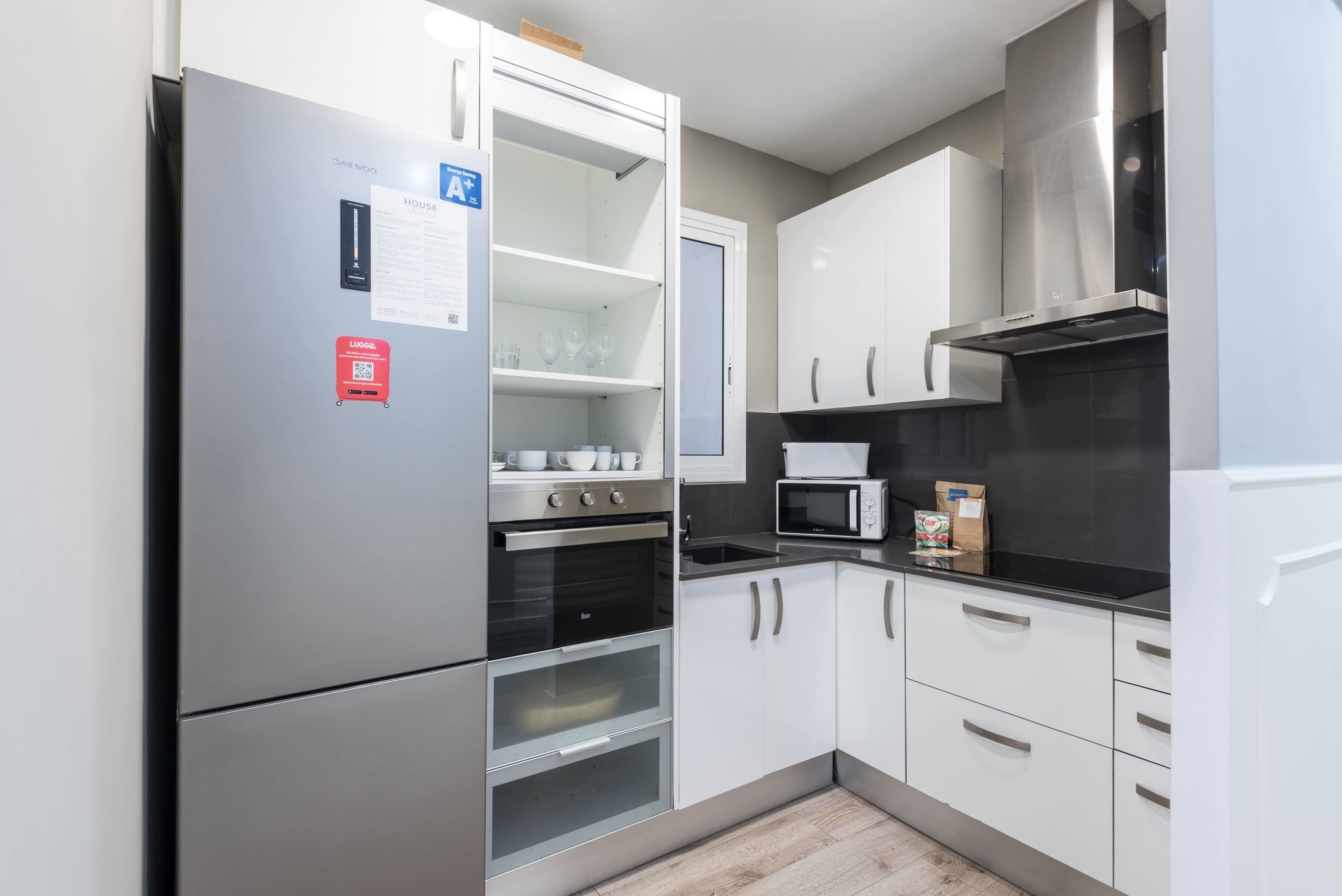 Een koelkast, een magnetron, een oven, een kookplaat