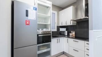Een koelkast, een magnetron, een oven, een kookplaat