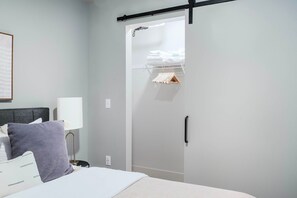 1 bedroom, iron/ironing board, WiFi, bed sheets - Delightful First Hill Jr 1BR w/ Bike Storage, Gym & W/D, by Blueground (Seattle)