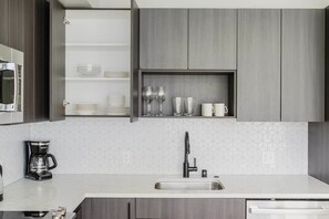 Fridge, microwave, oven, dishwasher - Delightful First Hill Jr 1BR w/ Bike Storage, Gym & W/D, by Blueground (Seattle)