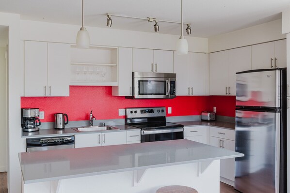 Fridge, microwave, oven, dishwasher - Ideal LQA 2BR w/ Gym, W/D, Courtyard & Game Room, by Blueground (Seattle)