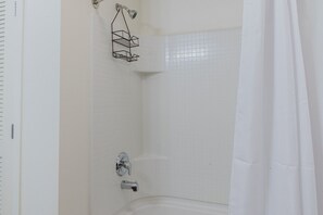 Hair dryer, towels - Ideal LQA 2BR w/ Gym, W/D, Courtyard & Game Room, by Blueground (Seattle)