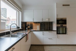 ثلاجة، ميكروويف، فرن، موقد طهي مسطح