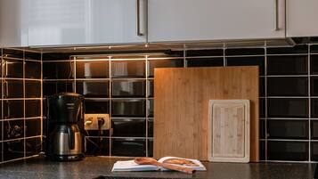 Een koelkast, een microgolfoven, een oven, een kookplaat