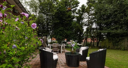 Huswell - Home in serene area, pets are welcome