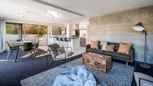 Una sala moderna con sofá, mesa de centro y comedor.
