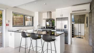 Coffee/tea maker, fridge, microwave, oven