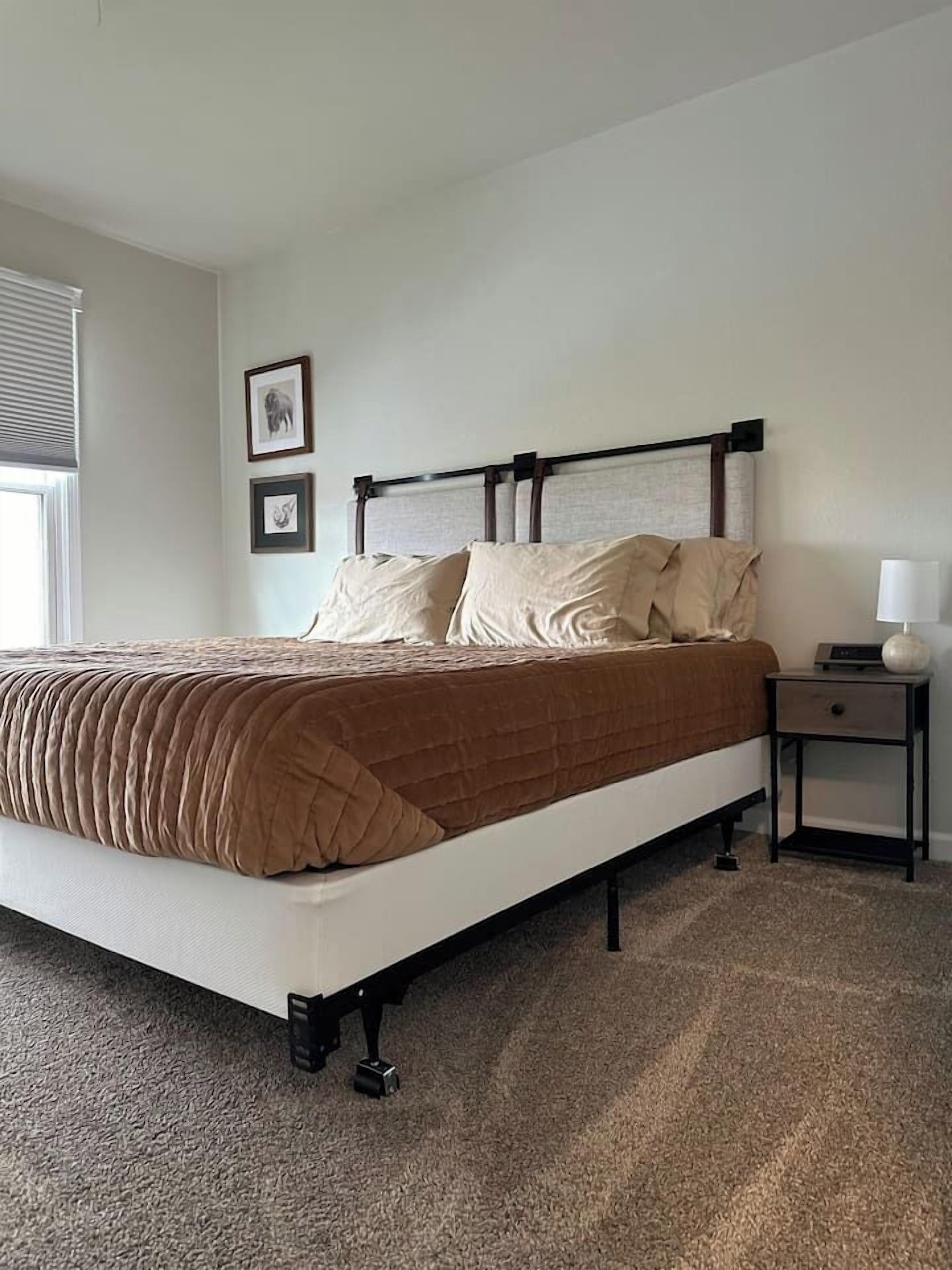 3 bedrooms, desk, iron/ironing board, travel crib