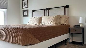 3 quartos, escrivaninha, ferros/tábuas de passar roupa, berço de viagem