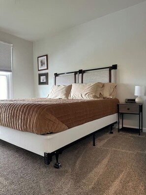 3 chambres, bureau, fer et planche à repasser, lit parapluie