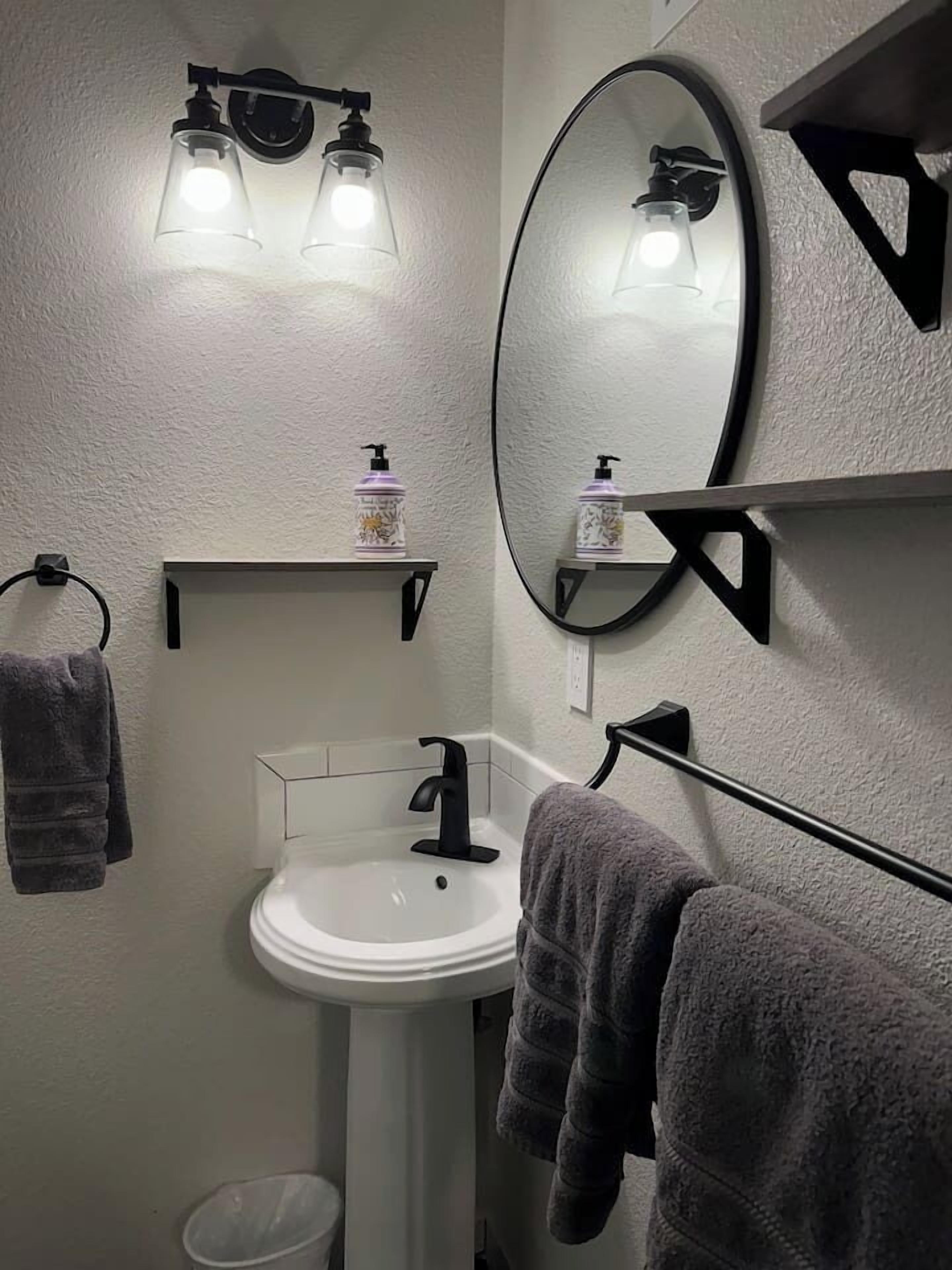 Sèche-cheveux, serviettes fournies