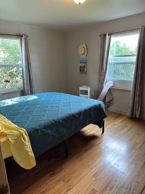 2 bedrooms, iron/ironing board, travel cot, free WiFi - Vintage delight right across from campus! (Laramie)