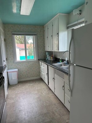 Fridge, microwave, oven, stovetop - Vintage delight right across from campus! (Laramie)