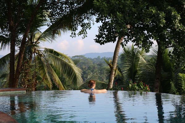 สระว่ายน้ำกลางแจ้ง