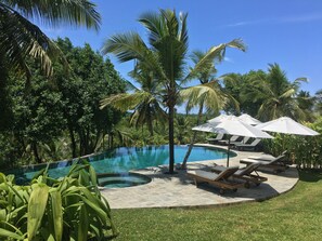 สระว่ายน้ำกลางแจ้ง