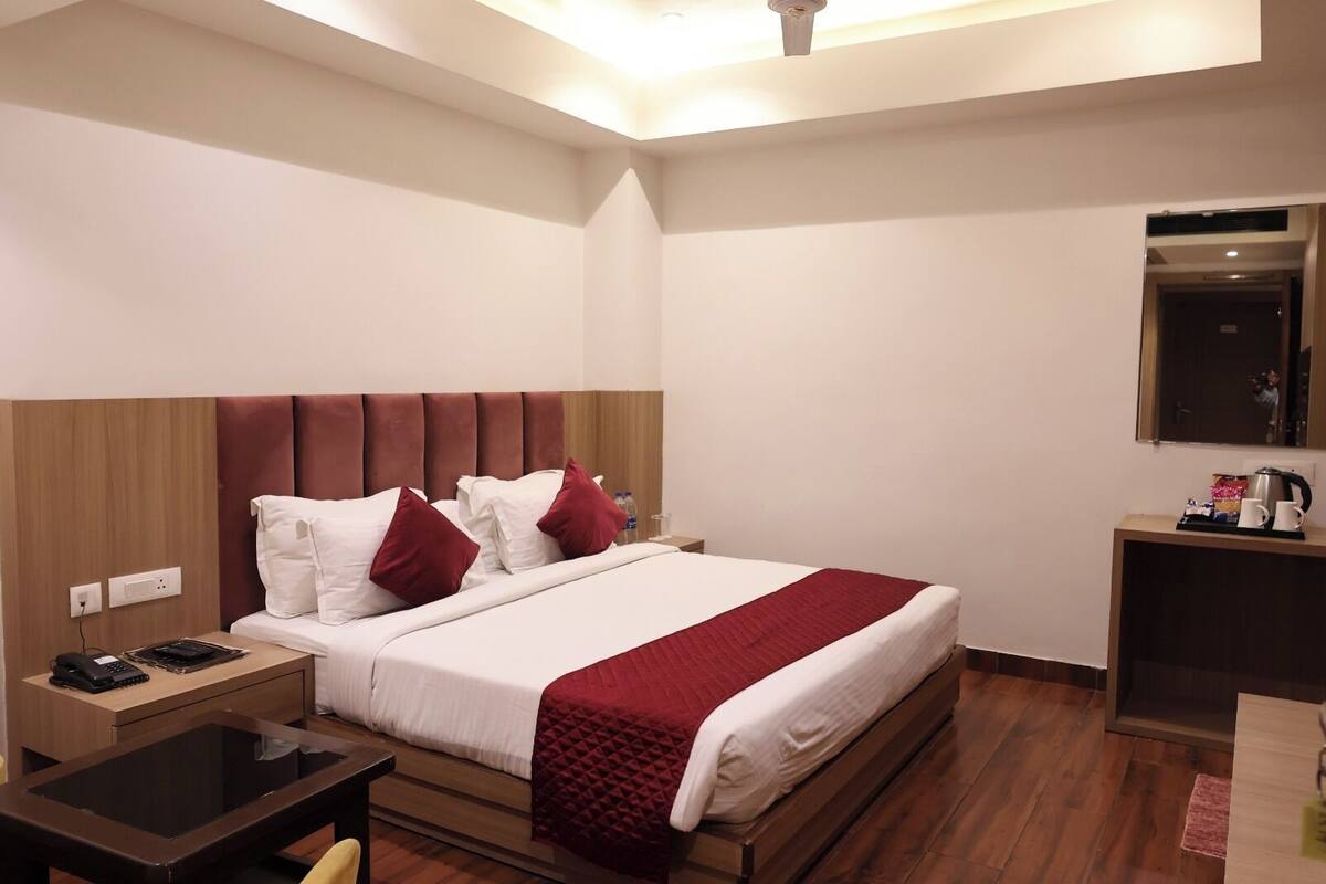 Deluxe Room | Bathroom | Shower, free toiletries, soap, shampoo