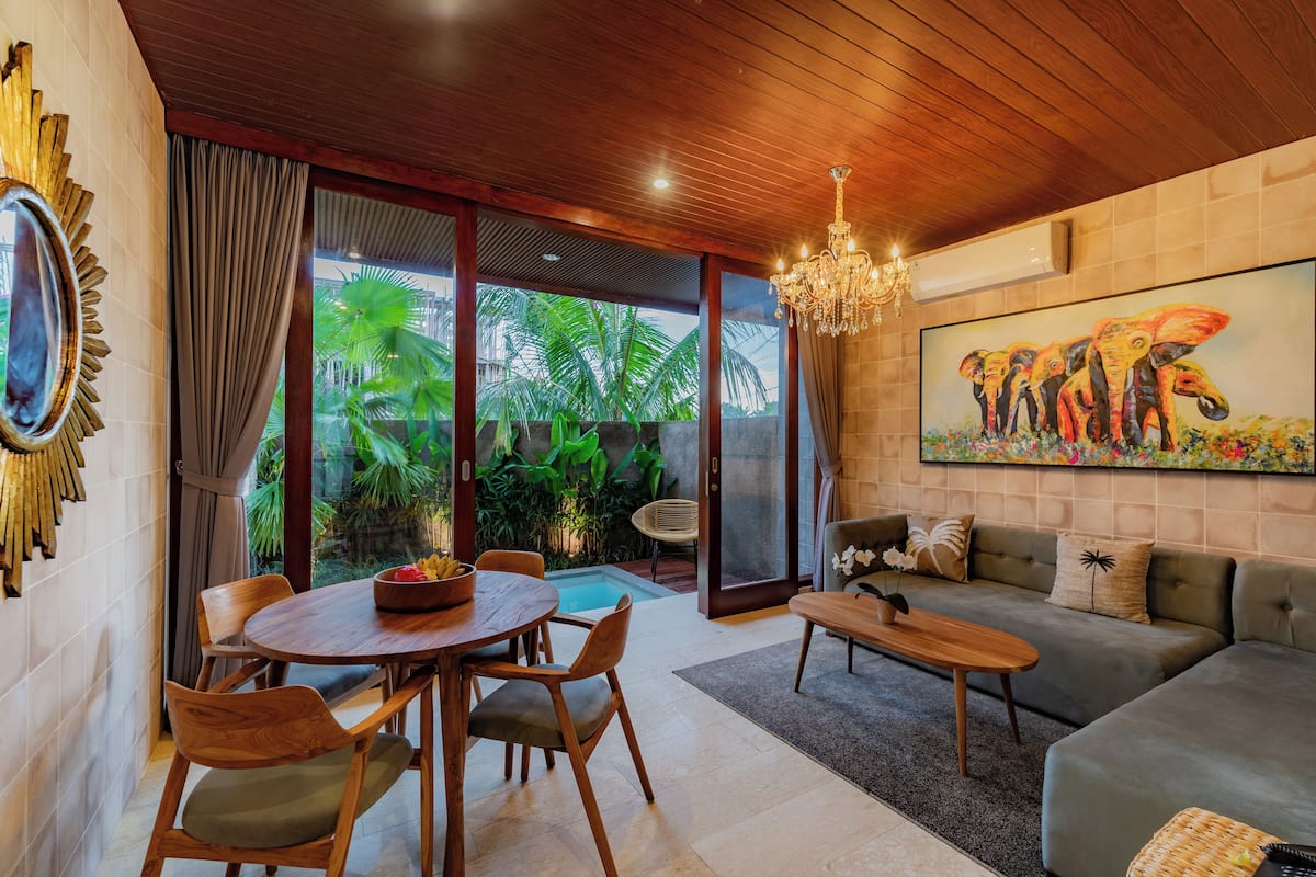 Villa familiar, 2 habitaciones, balcón | Área de sala de estar | Televisión