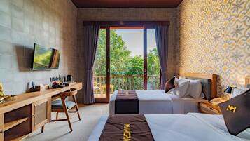 Kamar Twin Deluks, balkon | 2 kamar tidur, brankas, kedap suara, dan setrika/meja setrika