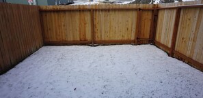 Property grounds - Wonderful 3-bedroom townhome in Anchorage with mountain views (Anchorage)