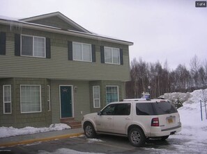 Exterior - Wonderful 3-bedroom townhome in Anchorage with mountain views (Anchorage)