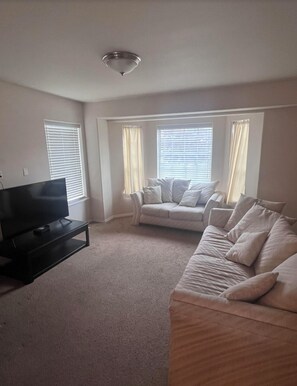 Living area - Wonderful 3-bedroom townhome in Anchorage with mountain views (Anchorage)