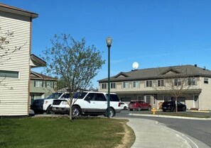 Exterior - Wonderful 3-bedroom townhome in Anchorage with mountain views (Anchorage)