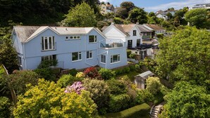 A residential area with houses surrounded by lush greenery and trees. - Bluefin -  a house that sleeps 6 guests  in 3 bedrooms (Salcombe)