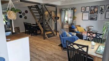 Smart TV, livros, aparelho de som