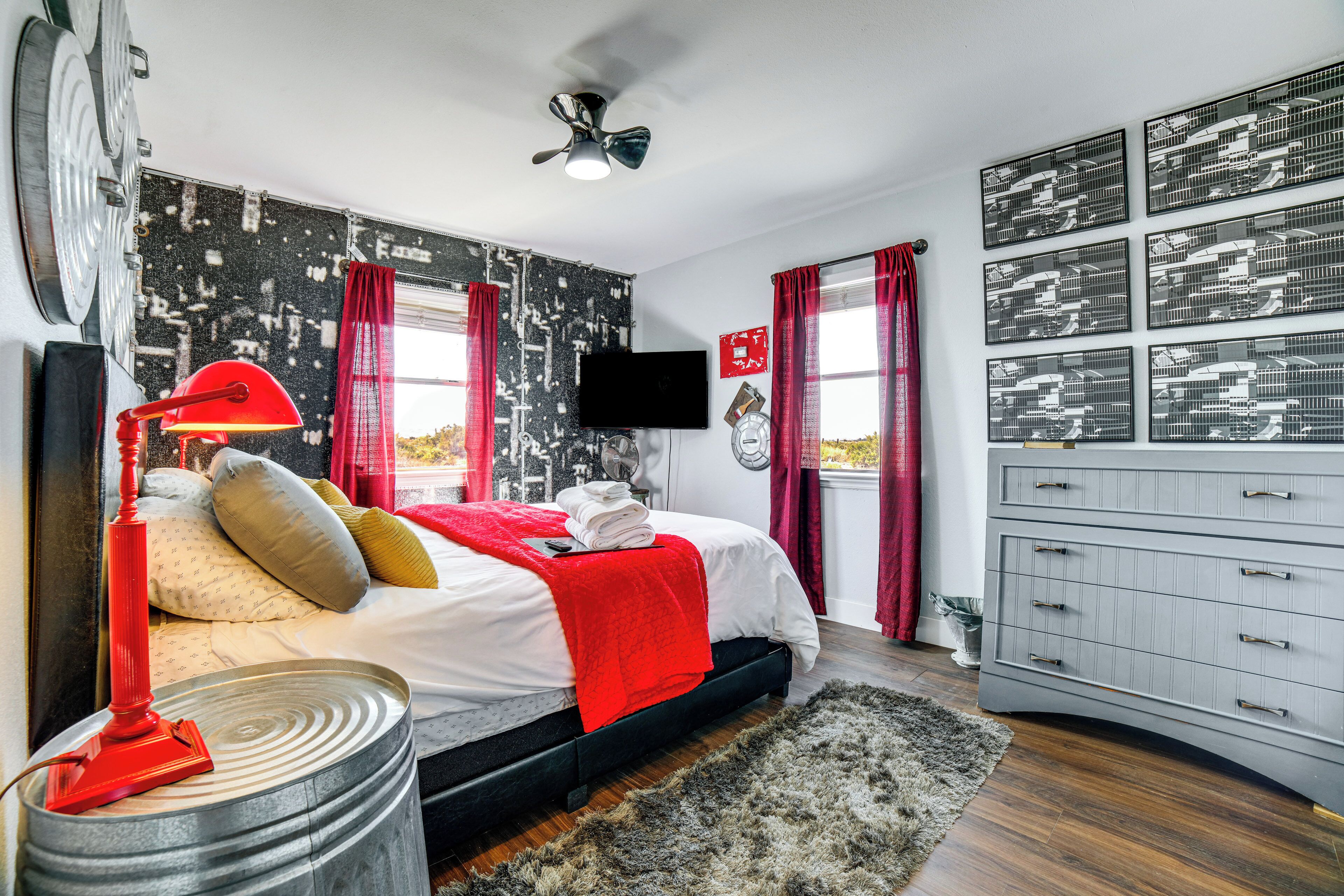 5 chambres, bureau, fer et planche à repasser, lit parapluie