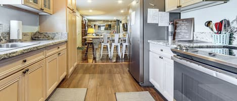 Refrigerador, microondas, placa de cocina, lavavajillas