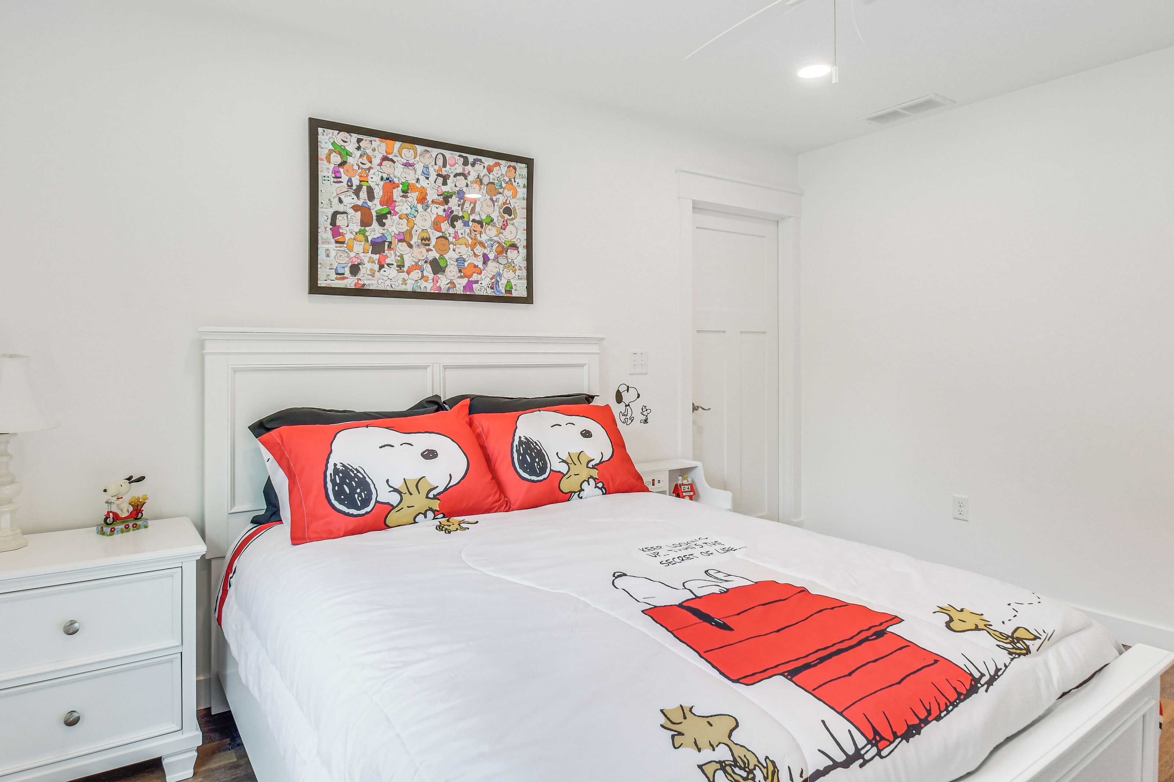 2 bedrooms, travel crib, internet, bed sheets