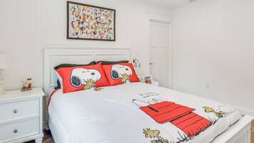 2 bedrooms, travel crib, internet, bed sheets