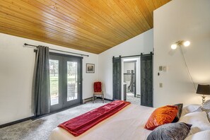 3 bedrooms, desk, iron/ironing board, Internet - Deck & Mtn Views: Libby Home on Golf Course! (Libby)