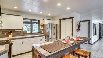 Fridge, microwave, stovetop, dishwasher
