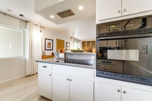 Réfrigérateur, micro-ondes, plaque de cuisson, lave-vaisselle