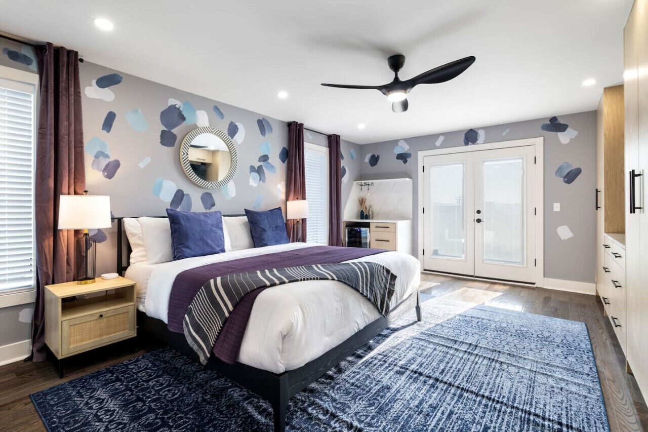 4 bedrooms, desk, iron/ironing board, travel crib