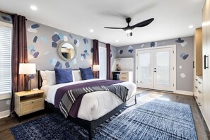 4 dormitorios, escritorio, tabla de planchar con plancha y cuna de viaje