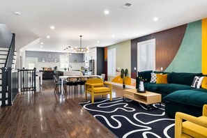 Smart TV, chimenea, estéreo y oficina 
