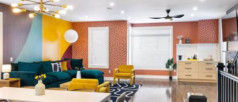 Smart-tv, een open haard, een stereo en een kantoor