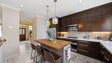 Refrigerador, microondas, horno y parrilla de estufa